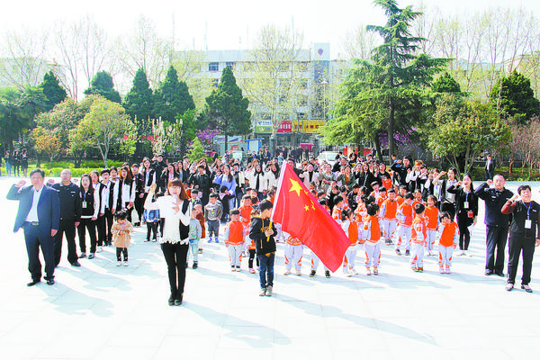 幼童祭烈士 警察當“保鏢”