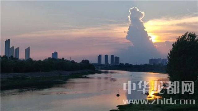 為了這朵云，周口人聚集在大慶路橋上……