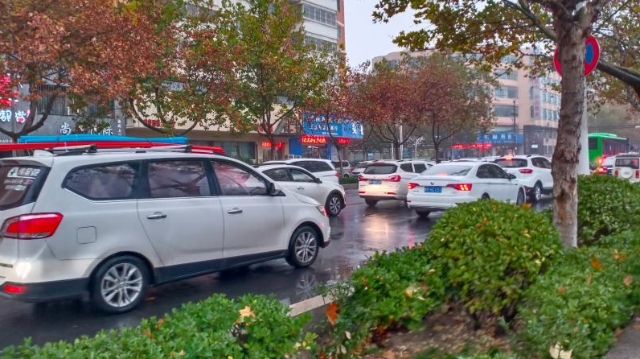 雨中道路擁堵，市民可繞行！